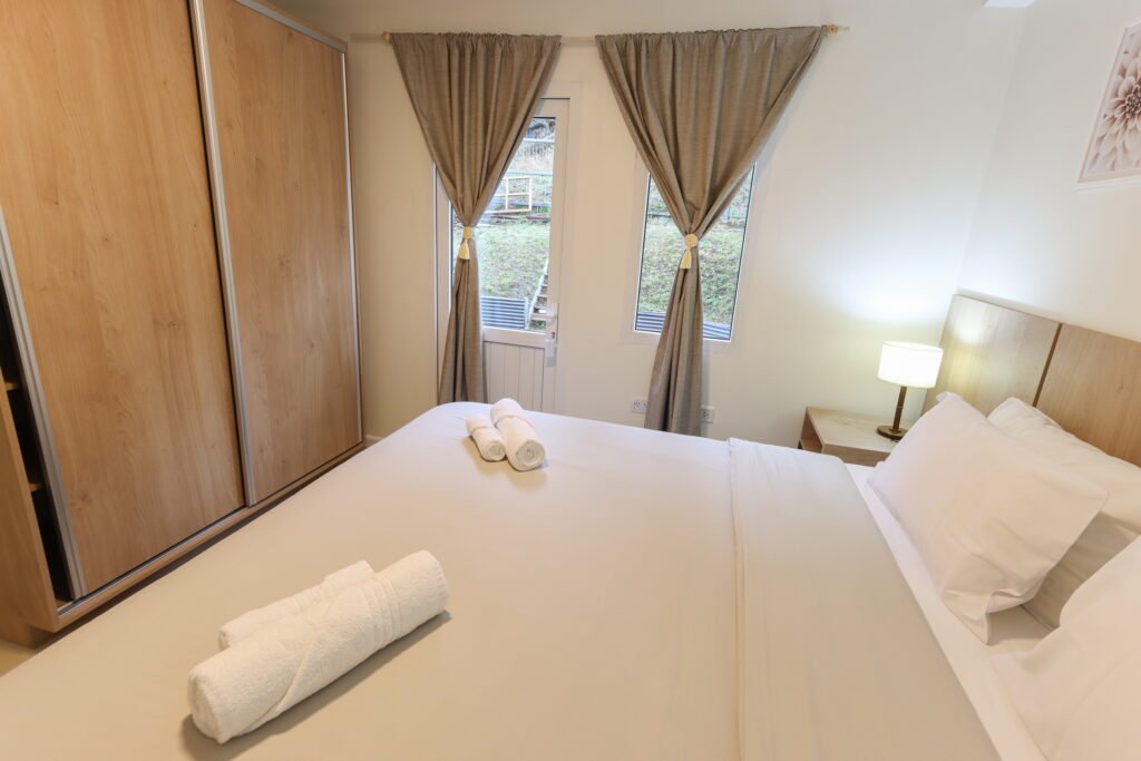 Cama king size, dormitorio con placard y acceso a patio trasero