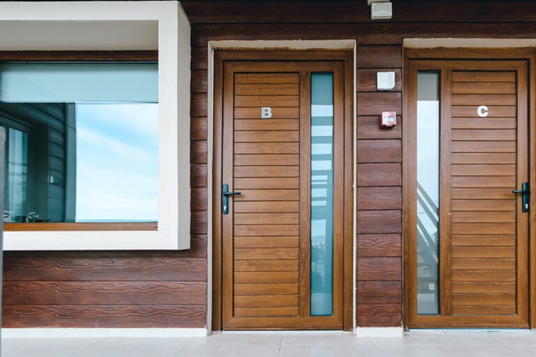 Puertas de ingreso a los apartamentos