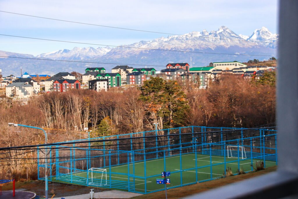 vista a cancha, bosque y montañas desde el hospedaje