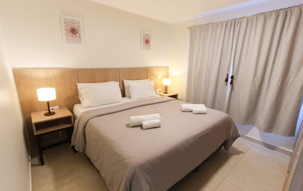 Cama king size con sabanas y toallas